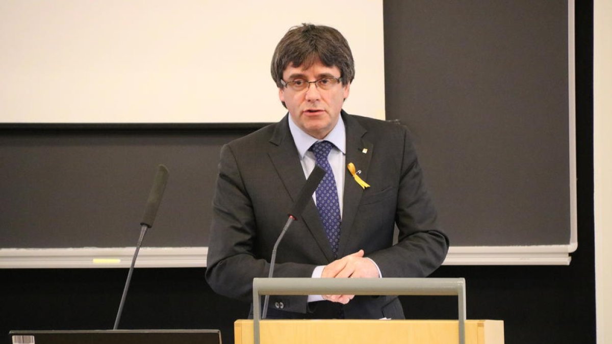 Puigdemont denuncia delante de la Fiscalía de Odio el hombre a caballo que deseó su violación en la prisión.