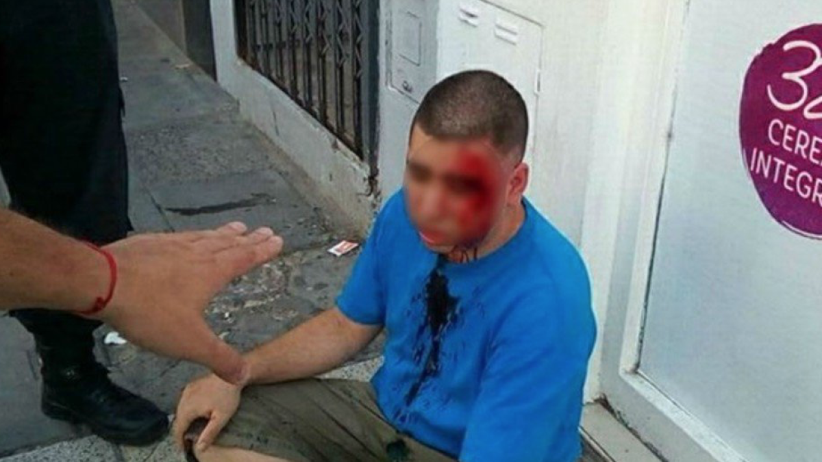 Es fa passar per la seva filla per atrapar l'home q l'assetjava i apallissar-lo