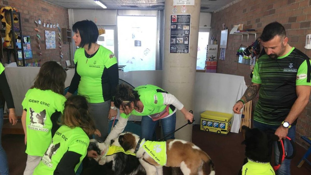 Agentes cívicos voluntarios hacen campaña para la recogida de excrementos de perros en Calafell