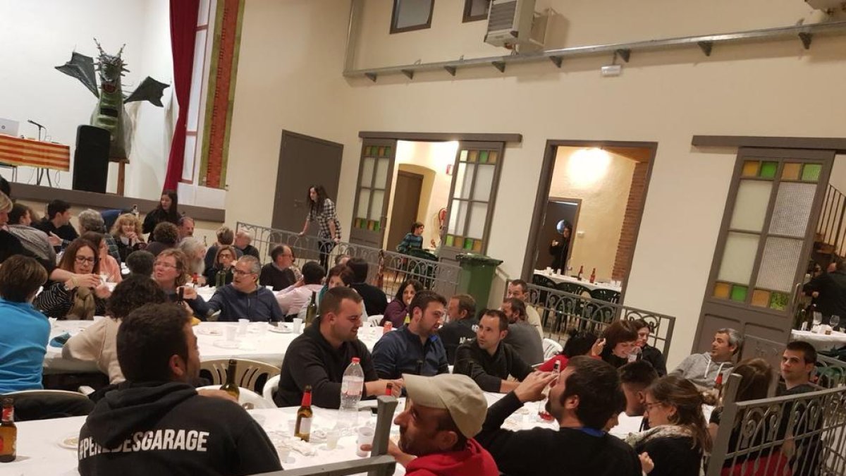 Més de 150 persones participen a la tradicional Festa del Pi de maig del Pla de Manlleu