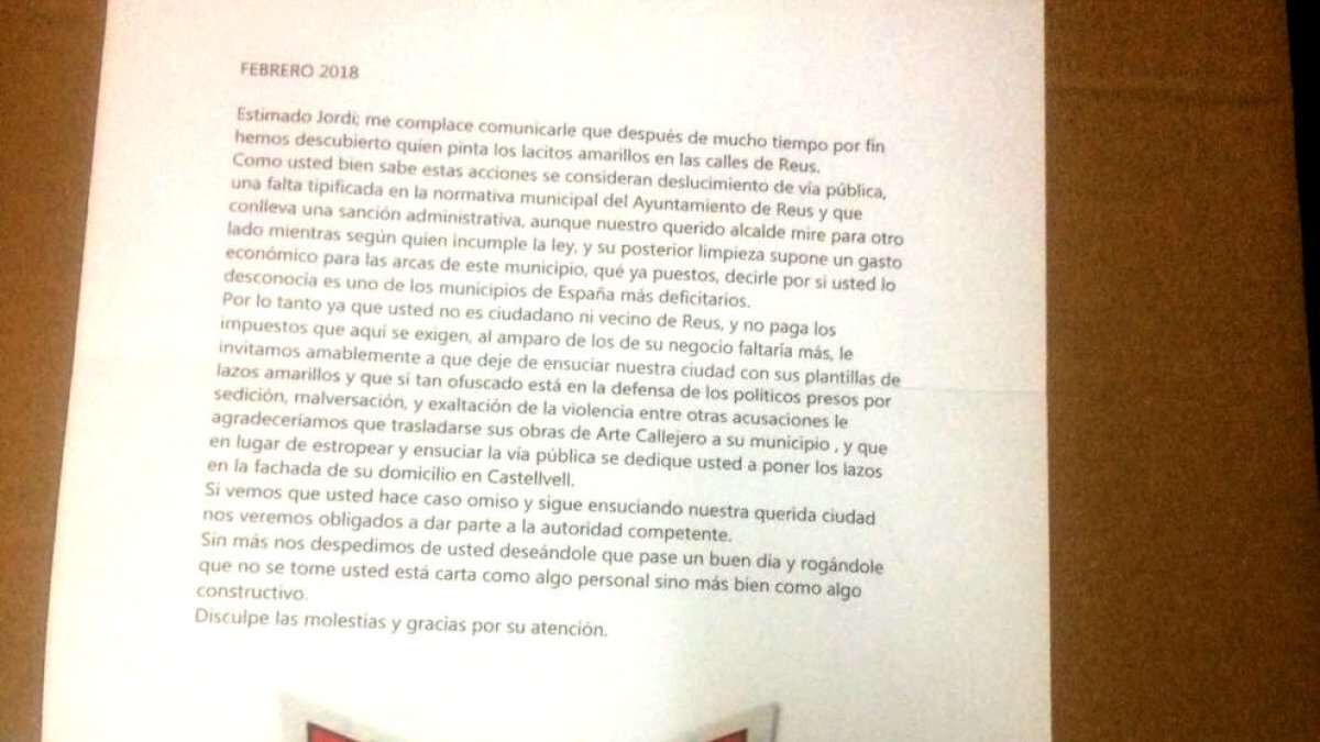 Un estanquero de Reus recibe un anónimo pidiéndole que deje de pintar lazos amarillos
