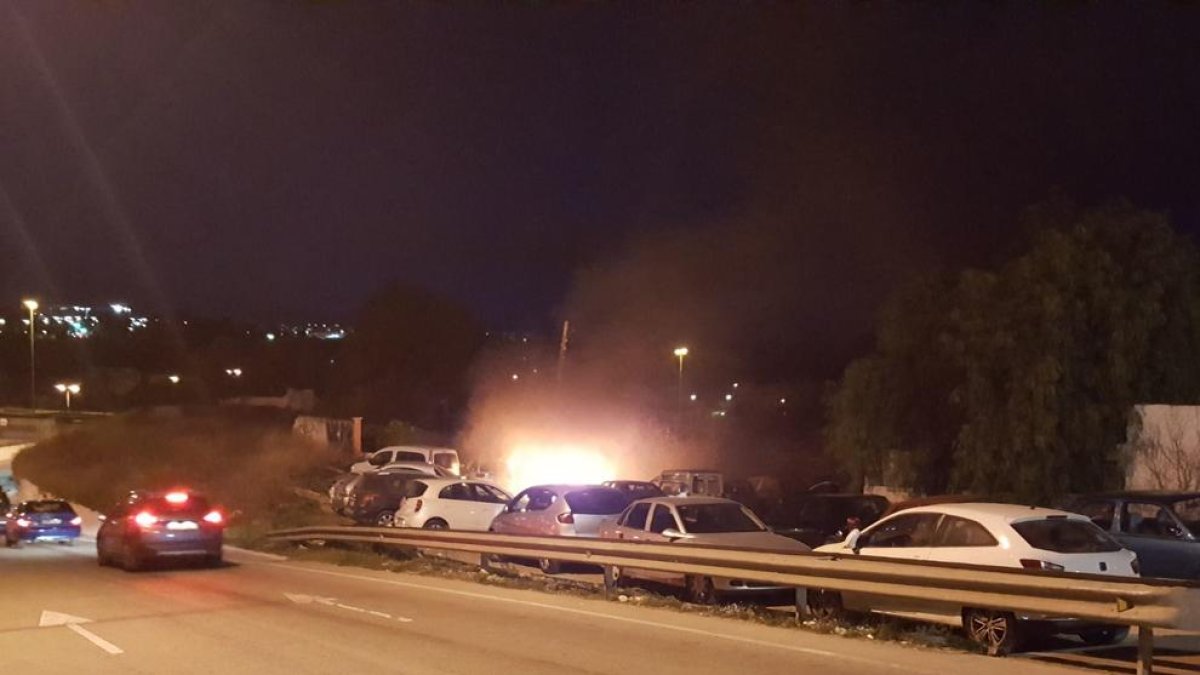 Imatge de l'incendi al pàrquing de la Carretera del Cementiri.