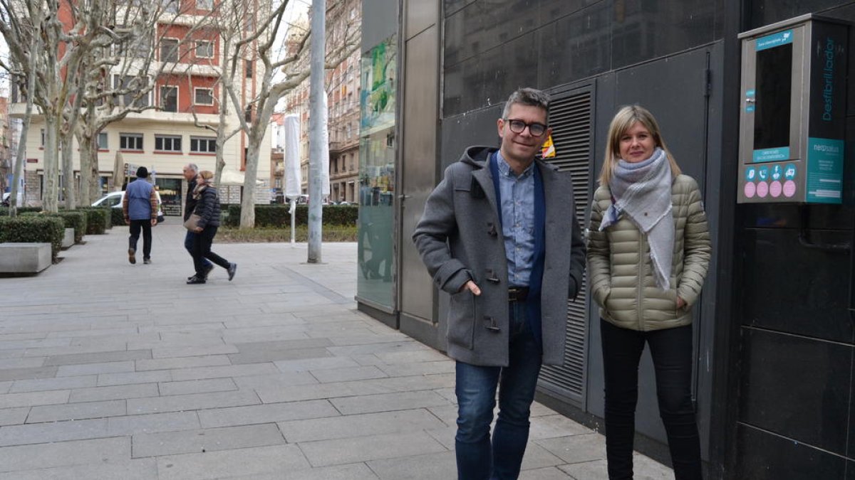 Instal·len desfibril·ladors al pàrquing Llibertat i als Mercats de Reus