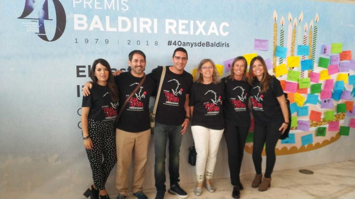 Mestres de l'Institut Collblanch de la Canonka recullen el premi Baldiri Reixac 2018