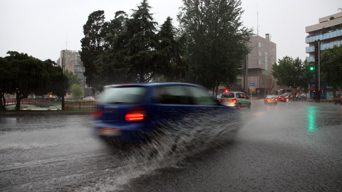 Protección Civil avisa de que las tormentas podrán acumular 70 litros en el litoral hasta primera hora de la tarde