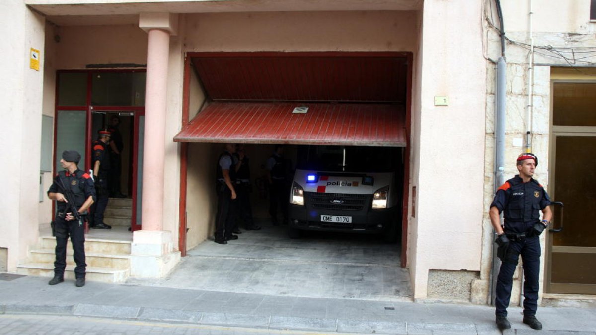 Els Mossos activen un dispositiu especial per augmentar la vigilància de jutjats, edificis de l'estat i seus de partits