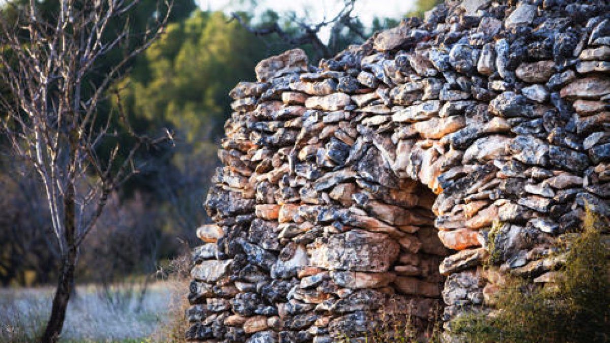 Descobrir les construccions de pedra seca i els aiguamolls a la Ruta de la Capona