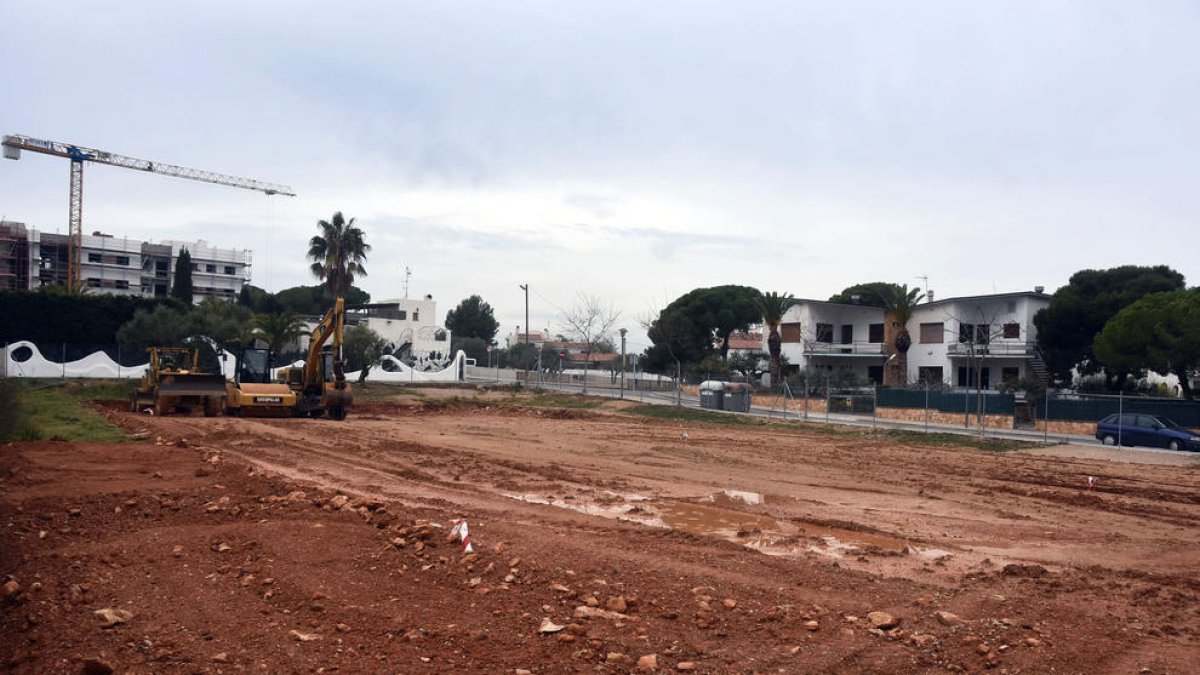 Torredembarra estrena una nova pista multiesportiva de lliure accés