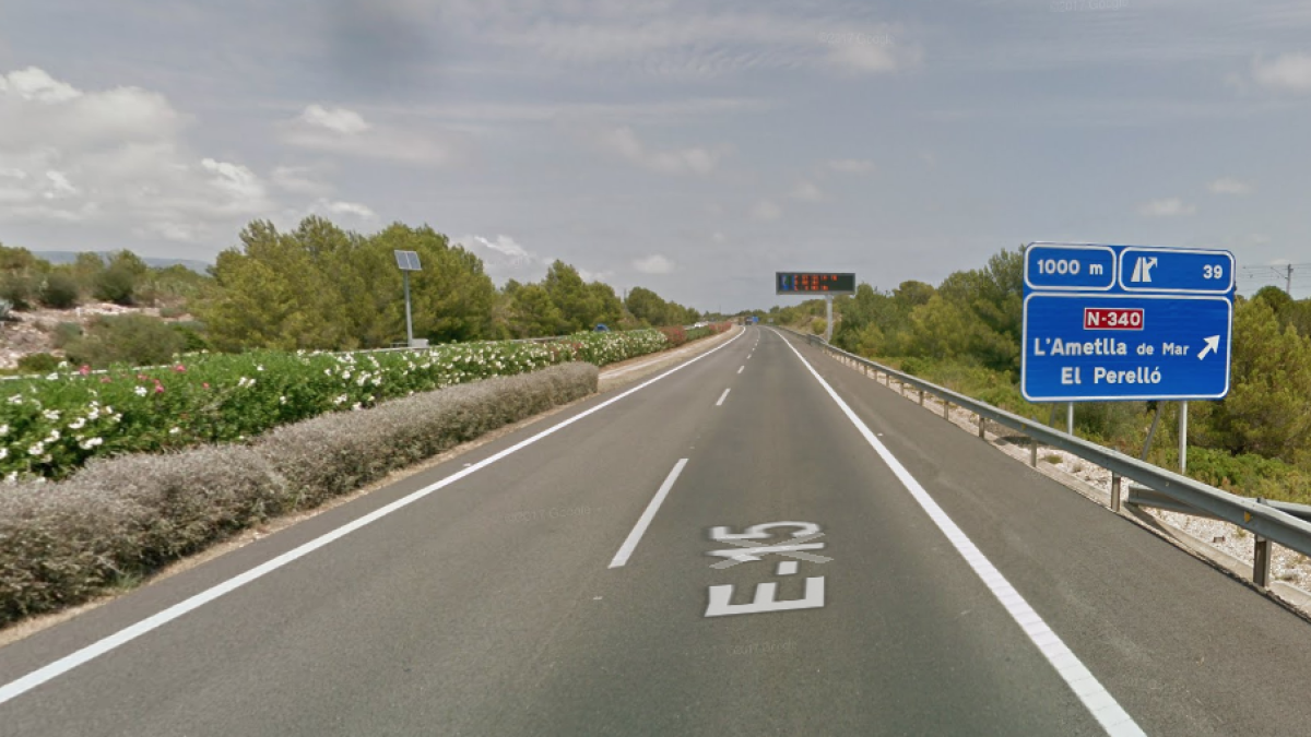 Dos ferits en una sortida de via a l'AP-7 a l'Ametlla de Mar