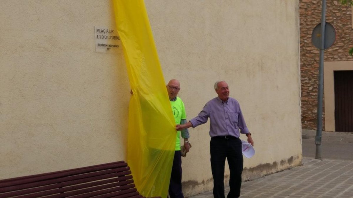 Vecinos de Santa Oliven bautizan una plaza con el nombre de 1 de Octubre