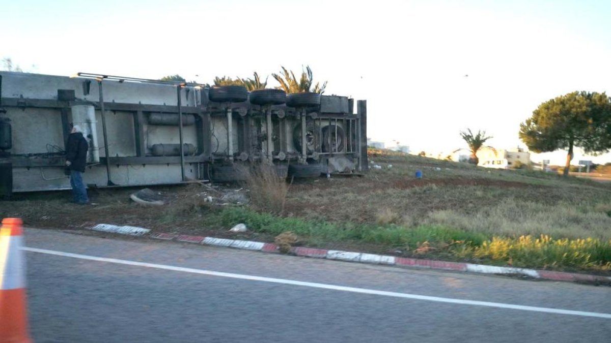 Un camió bolca en una rotonda de Torredembarra després de xocar amb una furgoneta