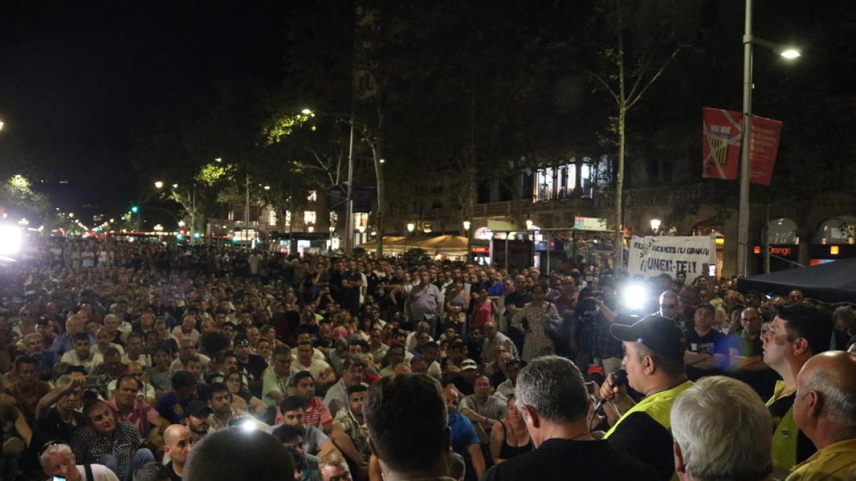 Els taxistes desconvoquen la vaga i alerten que reprendran les protestes si l'Estat «no compleix»