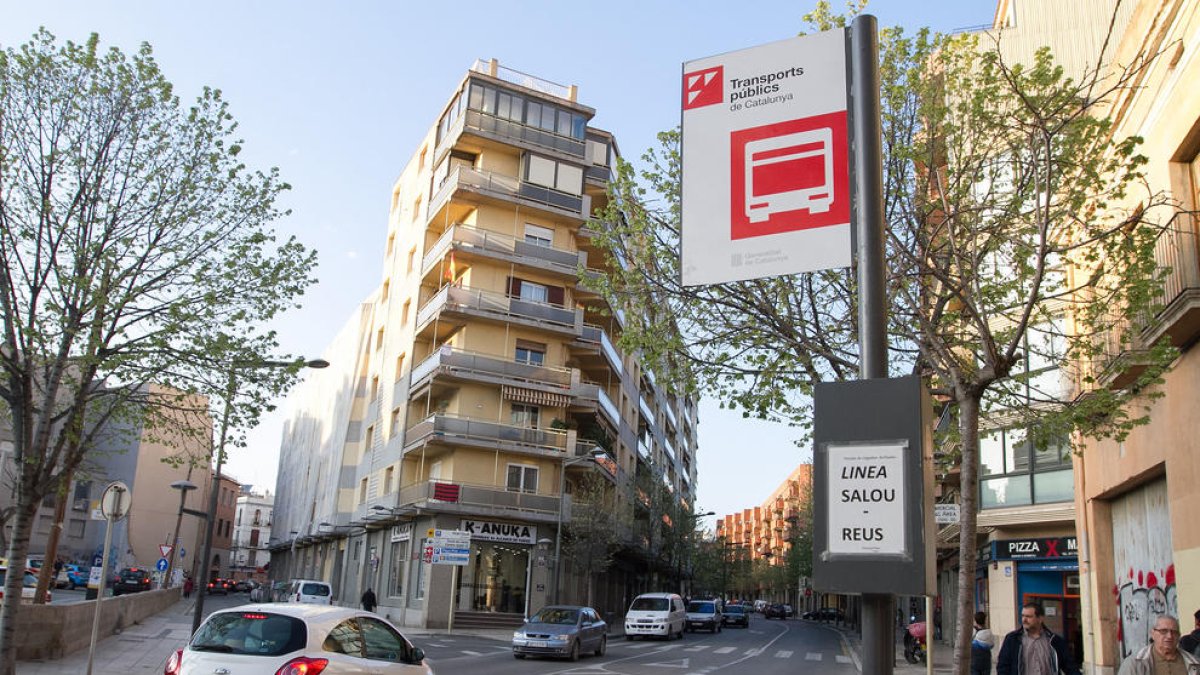 Els botiguers plantegen senyalització per unir el bus interurbà amb el centre