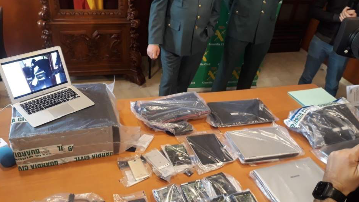 Detinguts 17 adults i 2 menors per distribuir pornografia infantil a través de WhatsApp