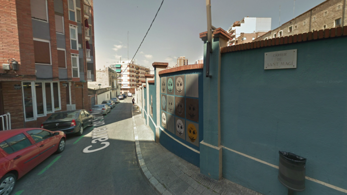 Multa de 300 euros a la propietaria de un establecimiento para verter residuos a la vía pública