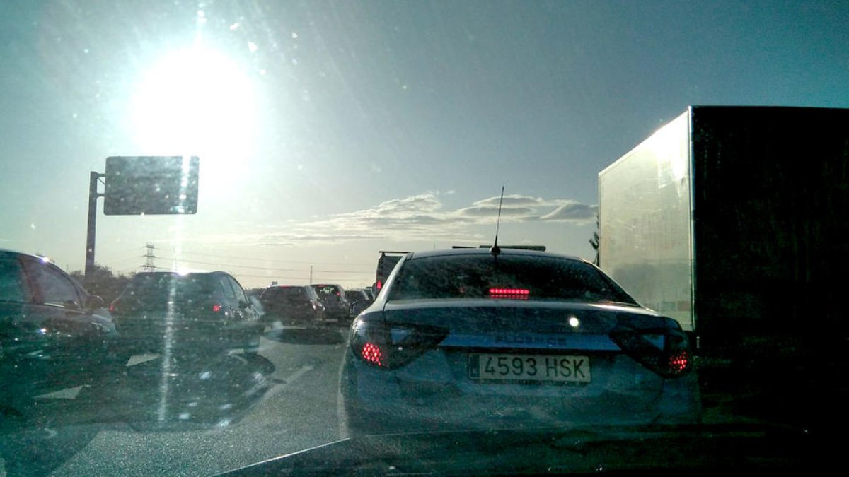 Retencions a l'A-7 i a la T-11 per la retirada d'un camió accidentat a Tarragona