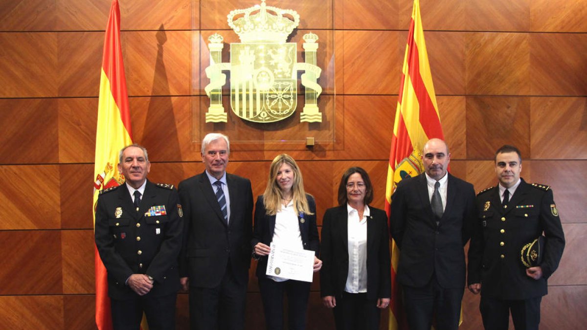 Condecoren a una agent de la Policia Nacional per ajudar durant l'atemptat de Cambrils