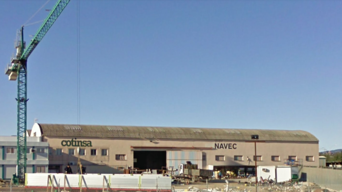 Un treballador es fractura les cames en caure-li una premsa hidràulica a una empresa de la Pobla de Mafumet