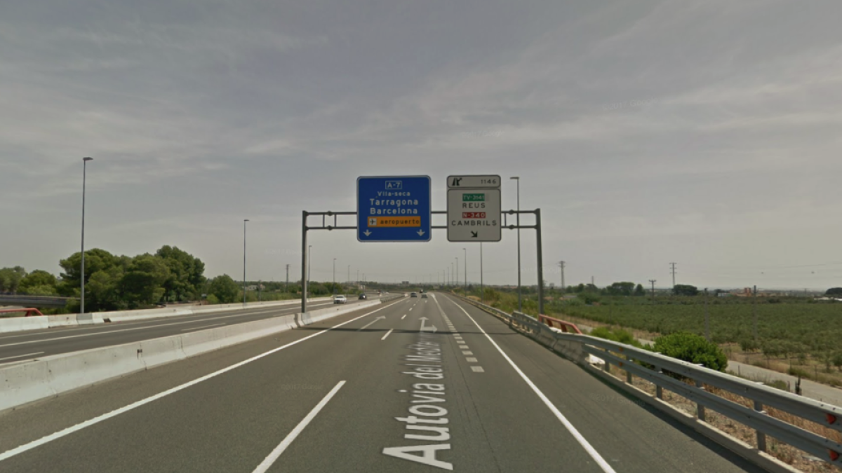 Muere un motorista al sufrir una salida de vía al A-7 en Cambrils