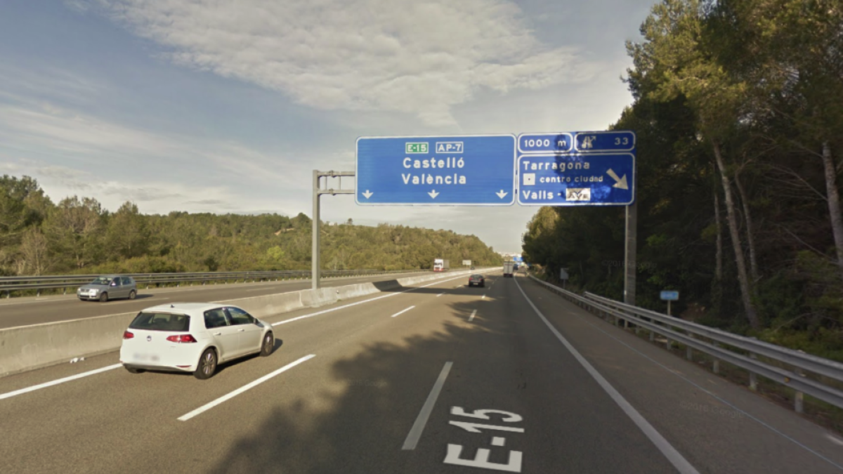 Un hombre resulta herido en un choque entre dos vehículos en la AP-7 en Tarragona