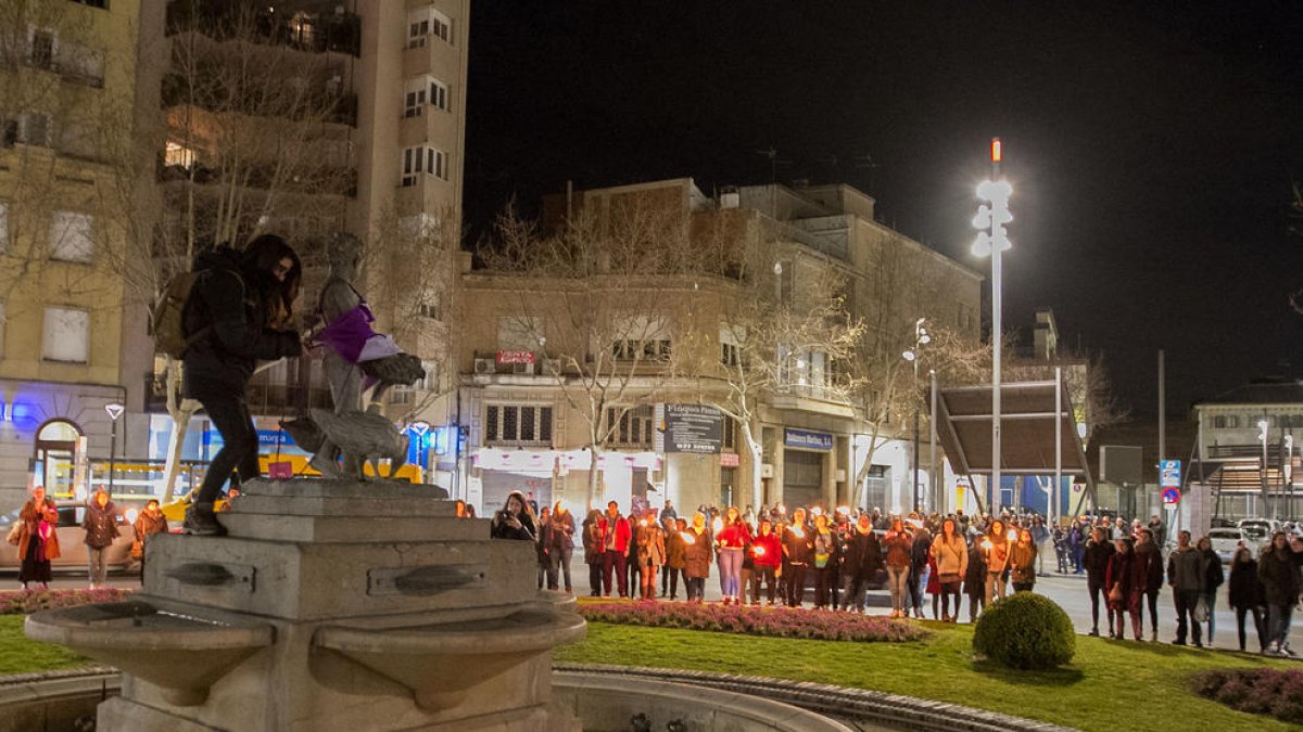 Antorchas y delantales en las estatuas en favor de la lucha feminista