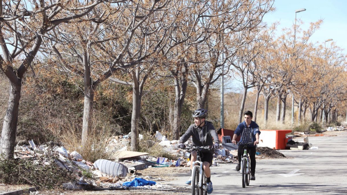 Camions plens aboquen deixalles al polígon que uneix Gavarres i la Floresta