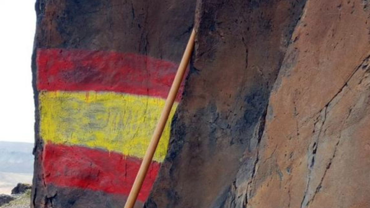 Pinten una bandera espanyola sobre uns gravats rupestres de Fuerteventura