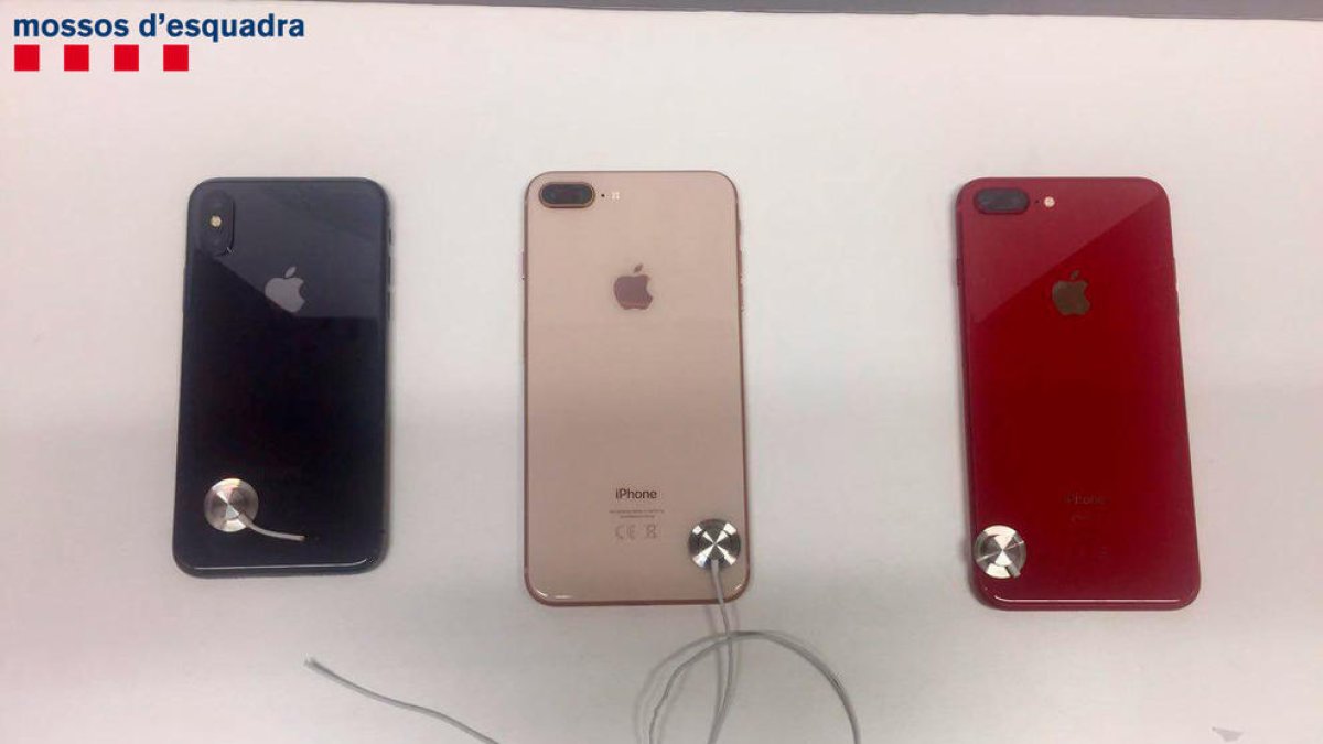 Agentes de paisano detienen a tres hombres por robar tres iPhones de una tienda de la Rambla Nueva