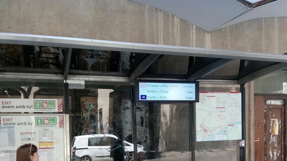Los primeros paneles de información en las paradas de bus de la EMT ya están en funcionamiento