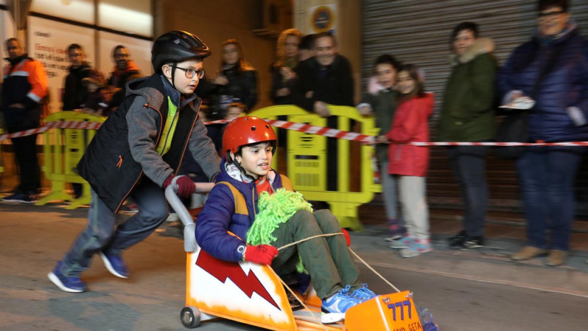 La baixada de carretons obre la Festa de Sant Sebastià de la Canonja