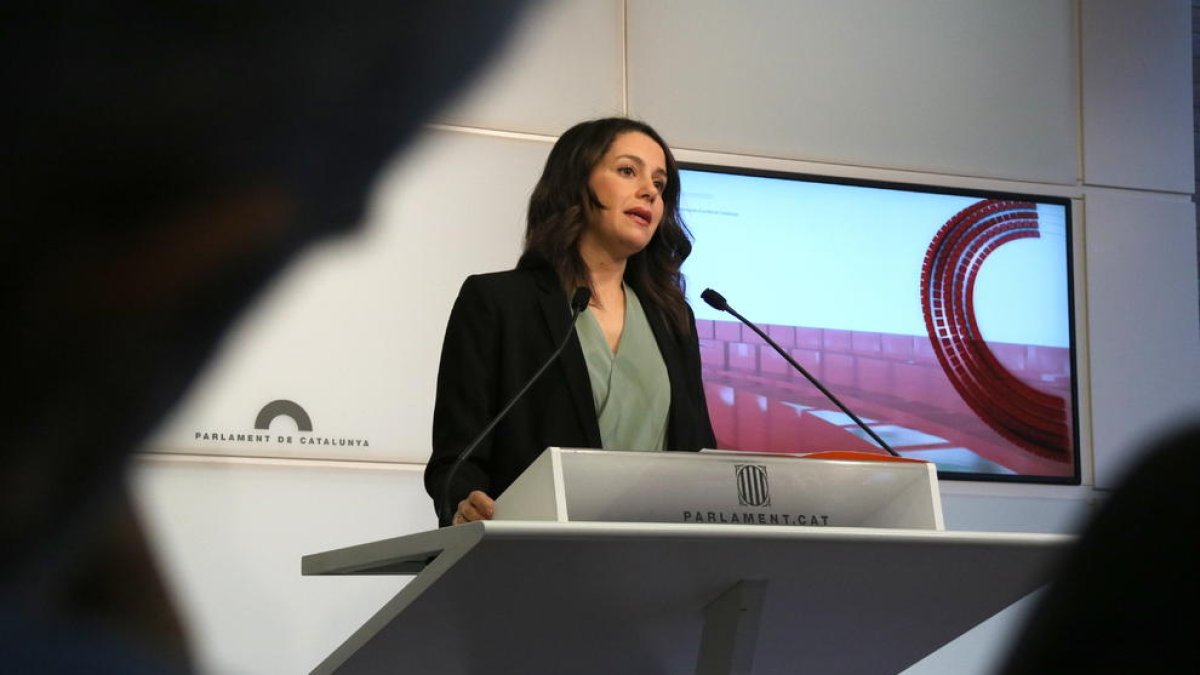 Arrimadas rebutja reunir-se amb Torra al Palau de la Generalitat mentre hi hagi el llaç groc a la façana