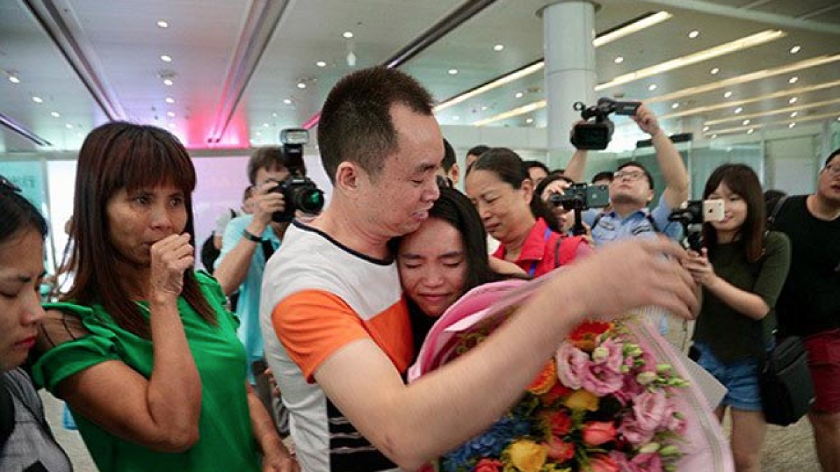 Una noia xinesa es retroba amb els seus pares 13 anys després de perdre's de camí a casa