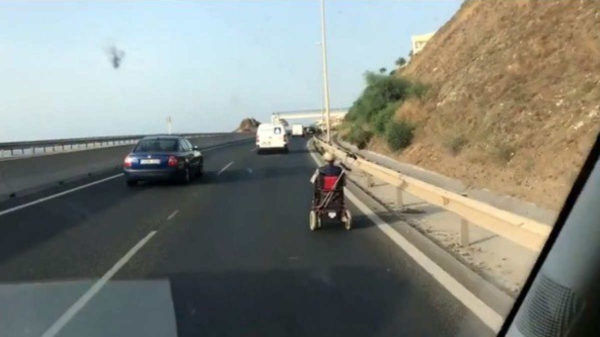 La Guardia Civil pilla a un hombre circulante por la autovía en una silla motorizada