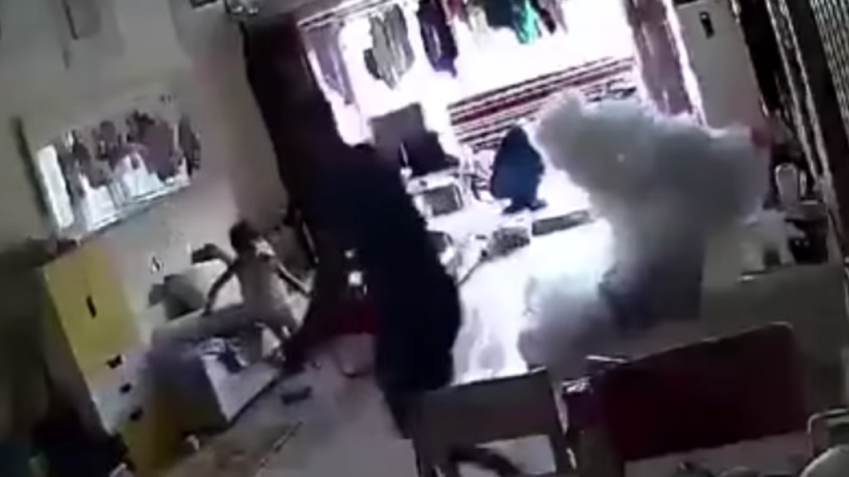Explota la moto eléctrica mientras la cargaba en el comedor de su casa