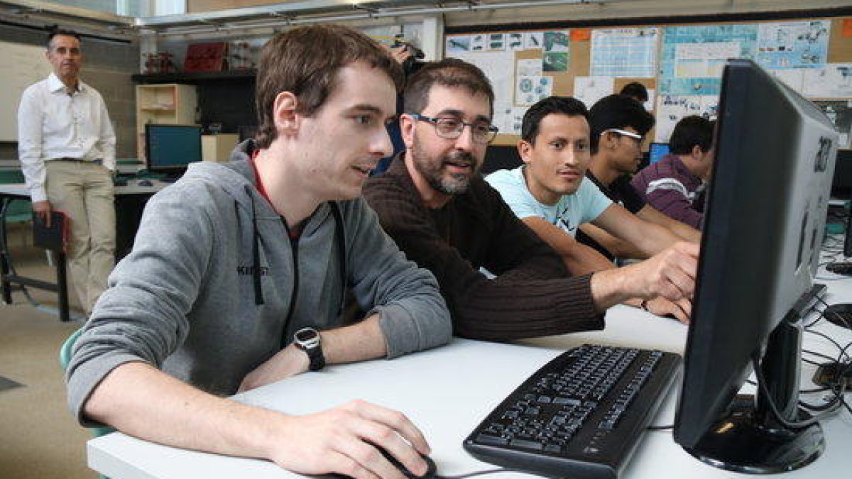 Les escoles públiques contracten professors sense els requisits en no poder cobrir les baixes