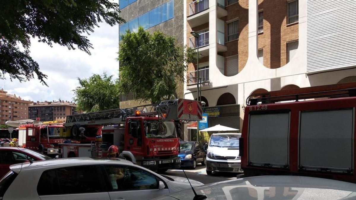 Crema una graella en una cuina d'un pis de Tarragona