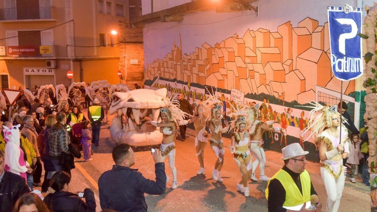 Un total de 255 personas y 12 comparsas se lucen al desfile de Carnaval de Constantí