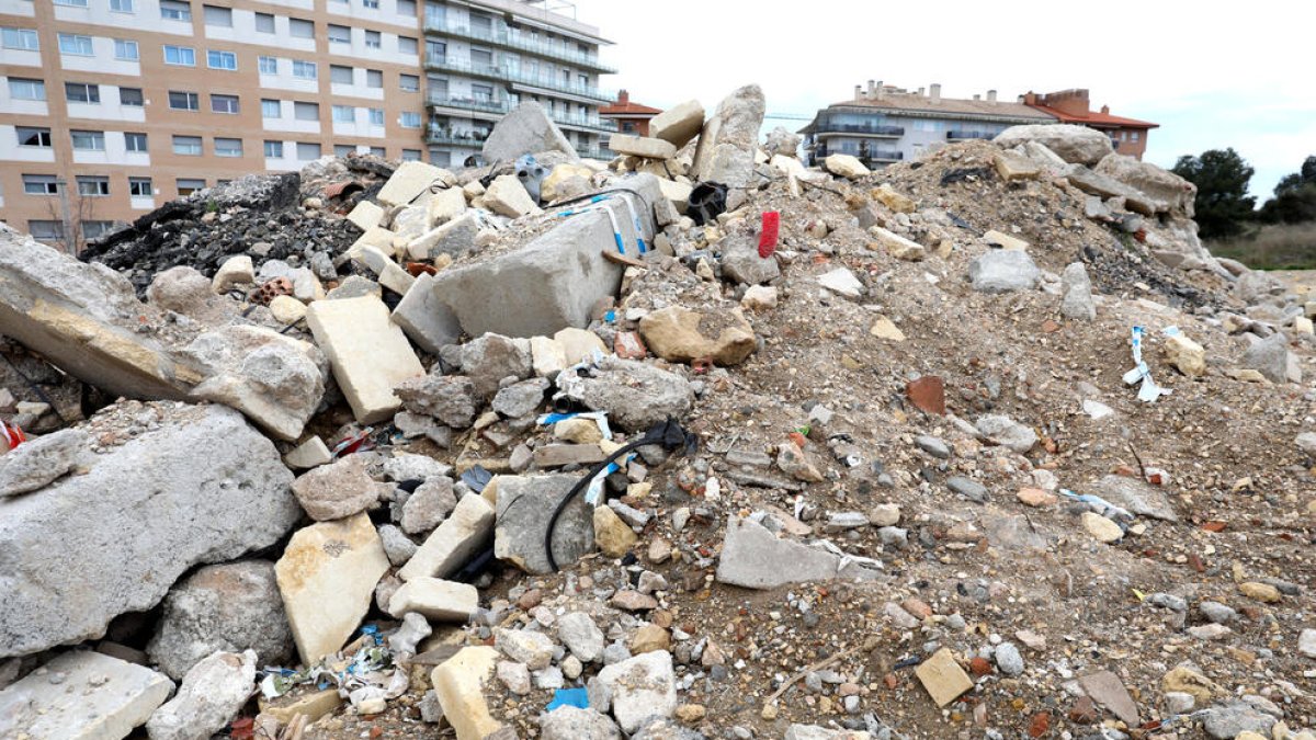 Aparecen montañas de escombros al solar que acogerá la nueva escuela del Arrebatamiento