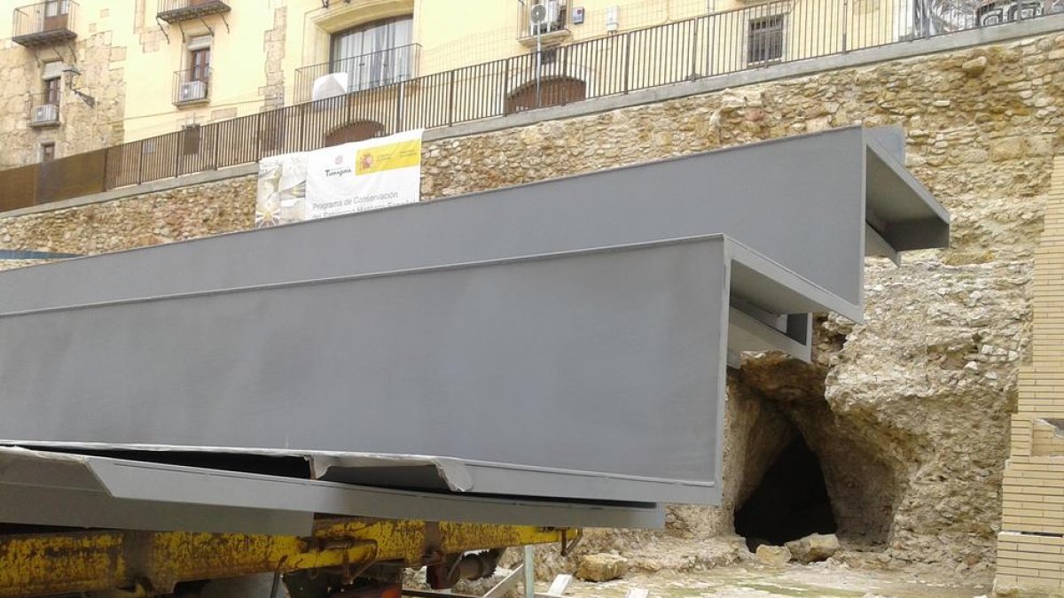 Les grades que cobriran part del Circ arriben a la plaça dels Sedassos