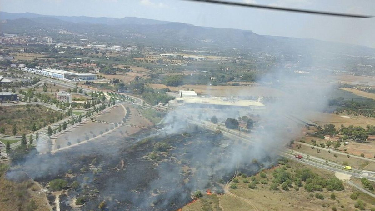 Un incendi a Reus activa dotze dotacions de bombers