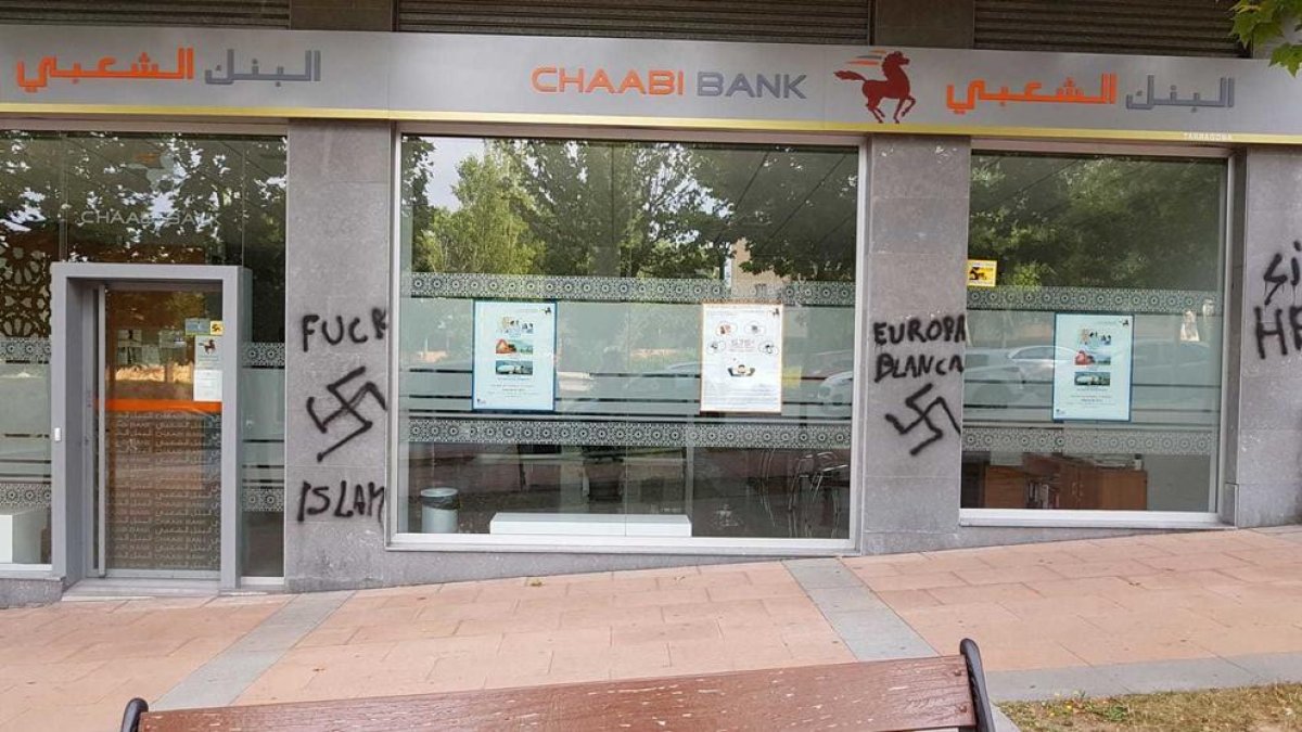 La Policia Nacional investiga unes pintades nazis al Consolat del Marroc