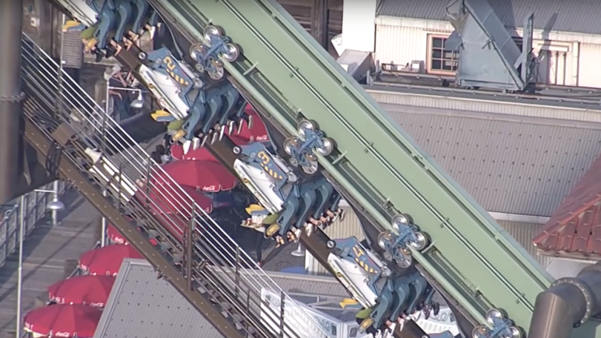 Una avería en un parque de atracciones deja a 64 visitantes atrapados boca abajo durante más de 2 horas