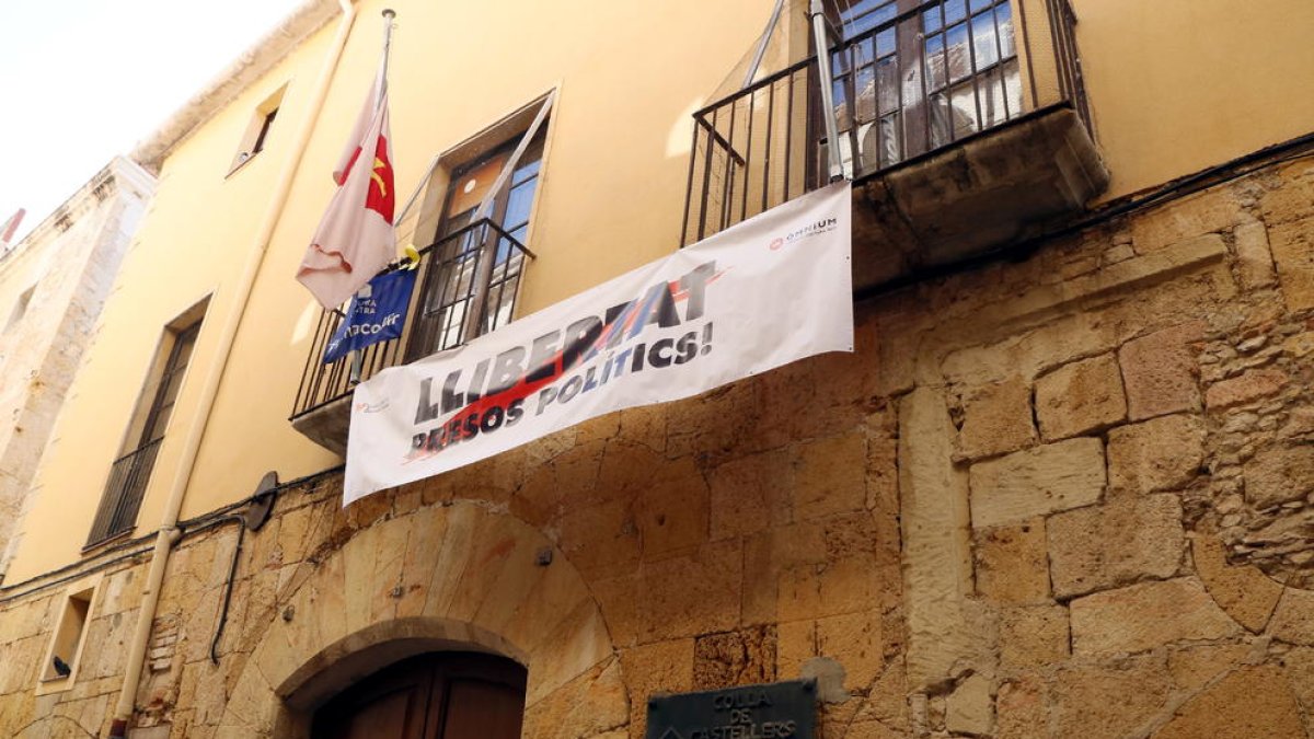 Els Xiquets de Tarragona, abocats a assajar al carrer després de tancar el seu local per seguretat