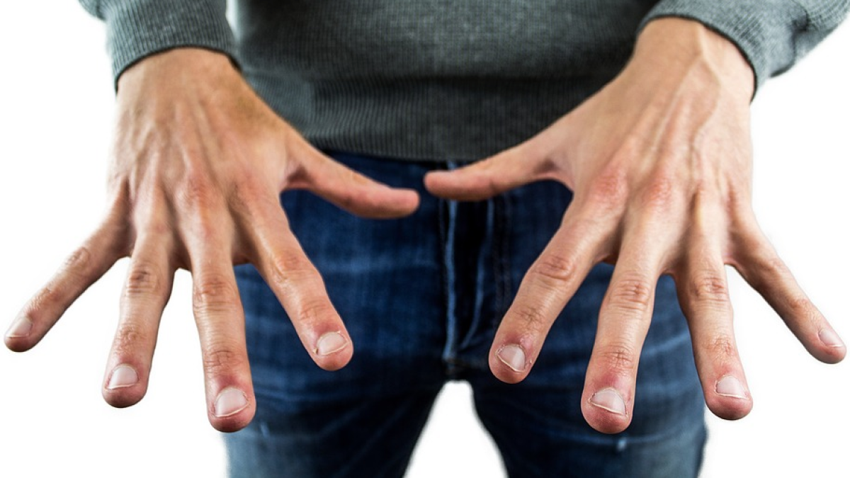 Casi muere por culpa de morderse las uñas