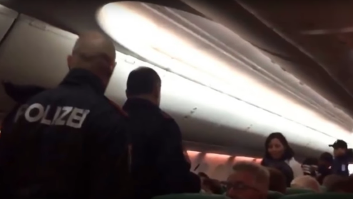 Un piloto realiza un aterrizaje de emergencia por culpa de un pasajero que no paraba de tirarse pedos