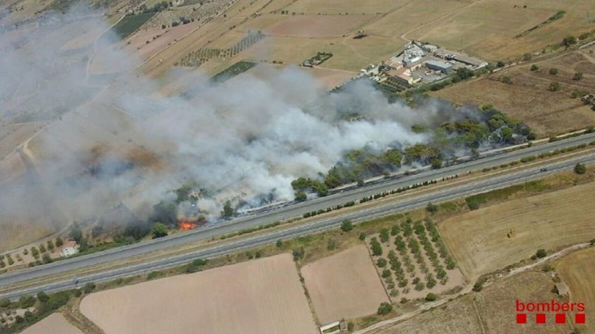 Un incendio en el Pla de Santa Maria corta la AP-2
