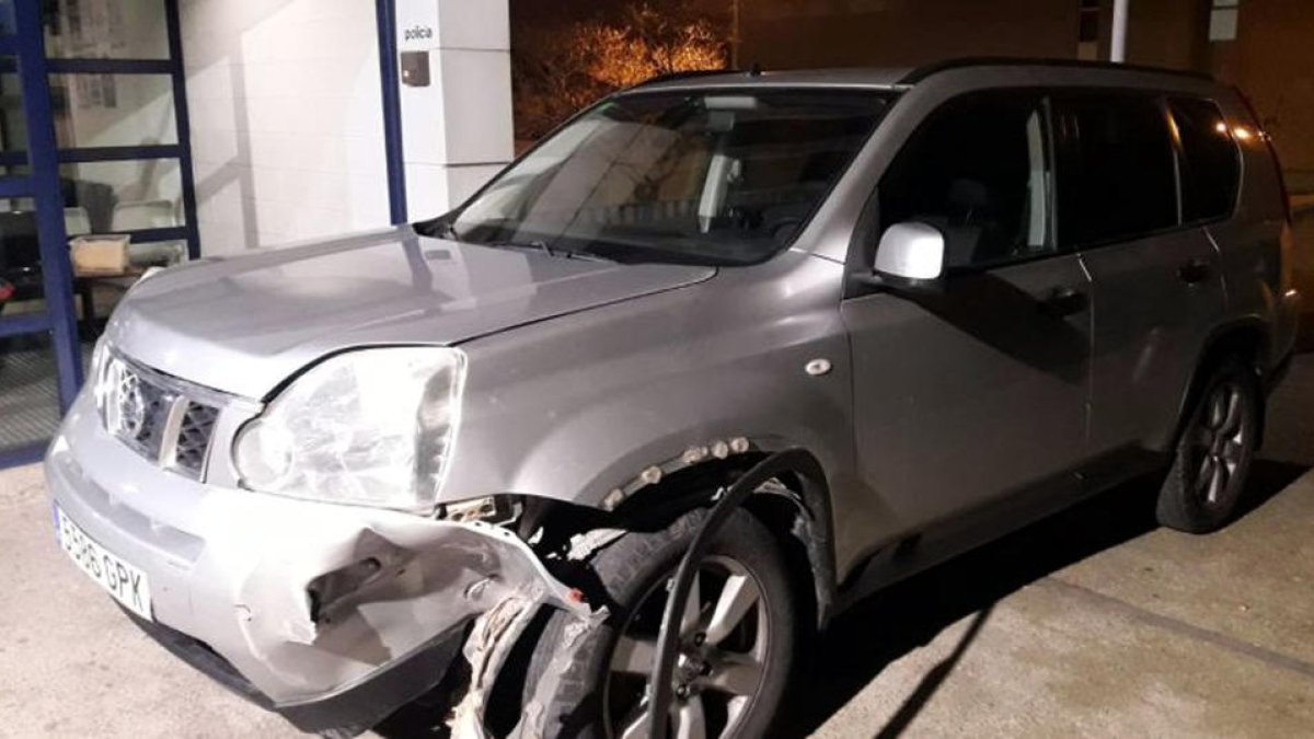 Intenta denunciar que no li volen vendre droga i acaba detingut per voler entrar amb el cotxe a comissaria