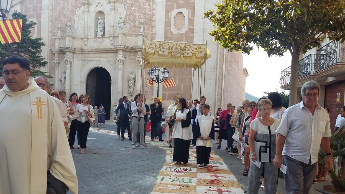 Las calles se llenan de flores a les Borges del Camp