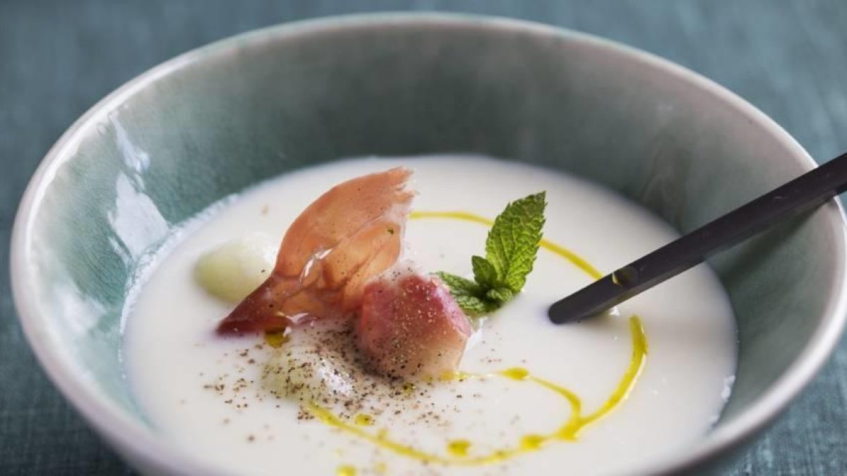 Sopa fría de melón con virutas de ibérico y menta