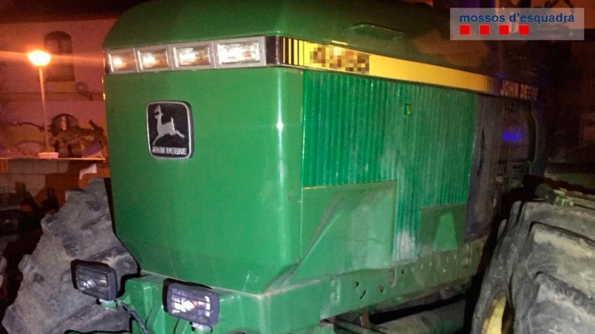 Tres detinguts per robar el gasoil d'un tractor en una finca a Vilaverd